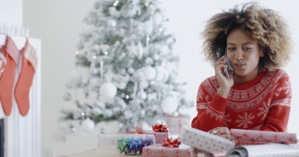 Mujer envolviendo regalos en Navidad — Vídeos de Stock