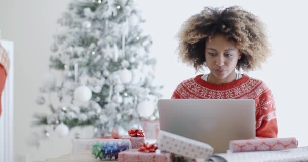 女人在圣诞节时使用笔记本电脑 — 图库视频影像