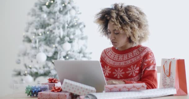 Femme utilisant un ordinateur portable à Noël — Video