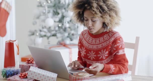 Mujer haciendo compras de Navidad en línea — Vídeos de Stock