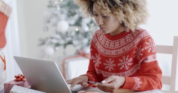 Mujer haciendo compras de Navidad en línea — Vídeo de stock