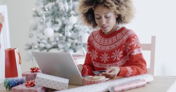 Mujer haciendo compras de Navidad en línea — Vídeo de stock