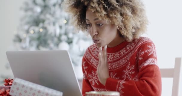 Να ψωνίσουν on-line για Χριστούγεννα ευκαιρίες γυναίκα — Αρχείο Βίντεο
