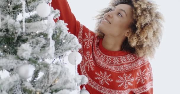 Gelukkig trendy Afrikaanse meisje versieren kerstboom — Stockvideo