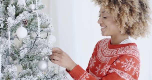 Mutlu trendy Afrikalı kız dekorasyon Noel ağacı — Stok video