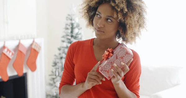 Kvinna som håller julklapp — Stockfoto