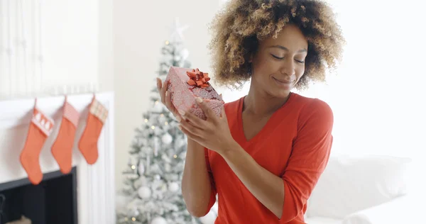 Woman holds Christmas gift — Zdjęcie stockowe