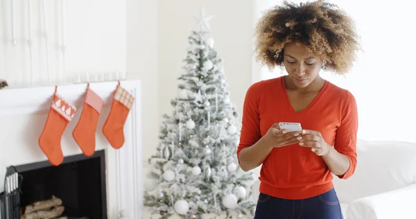 Woman checking Christmas messages — Stockfoto