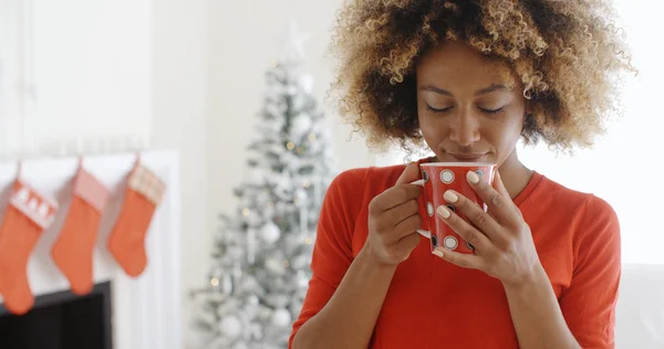 Vrouw genieten van koffie — Stockfoto