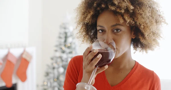 Woman offering Christmas toast — Stockfoto