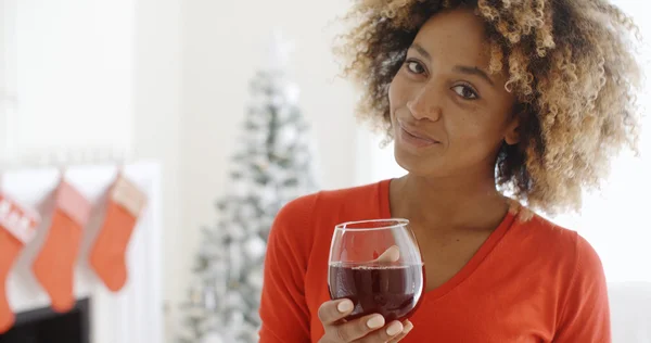 Woman offering Christmas toast — Stockfoto