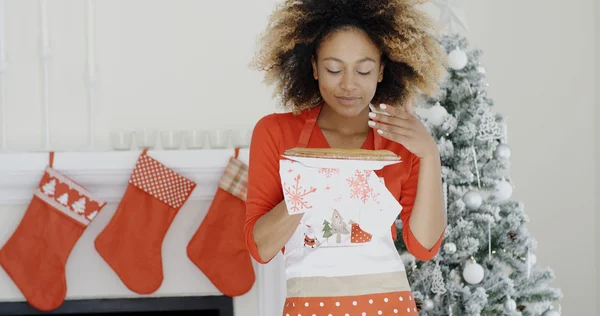 Mujer celebración de pastelería de Navidad — Foto de Stock