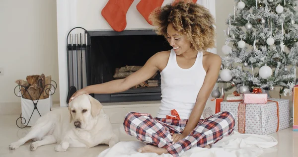 Mujer celebrando la Navidad con perro — Foto de Stock