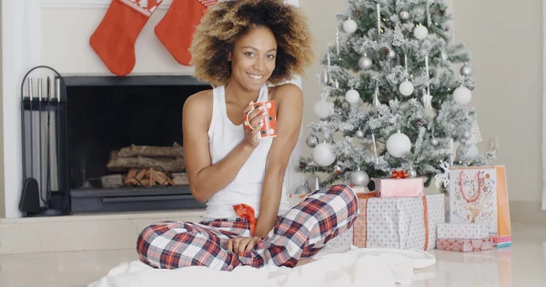 Frau genießt Tasse Weihnachtskaffee — Stockfoto