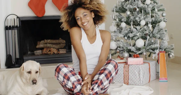 Mujer y perro en Navidad — Foto de Stock