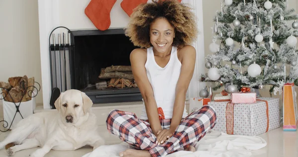 Mujer y perro en Navidad — Foto de Stock