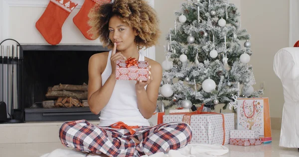 Mujer sosteniendo regalo de Navidad — Foto de Stock