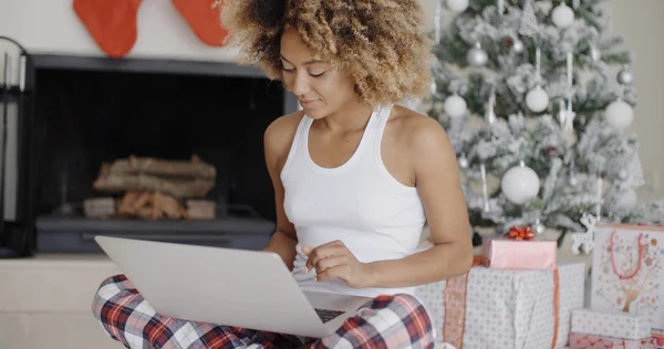 Frau benutzte Laptop in der Nähe von Weihnachtsbaum — Stockfoto