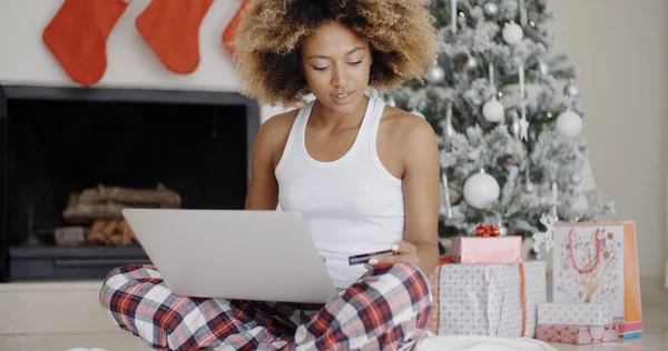Frau kauft zu Weihnachten online ein — Stockfoto