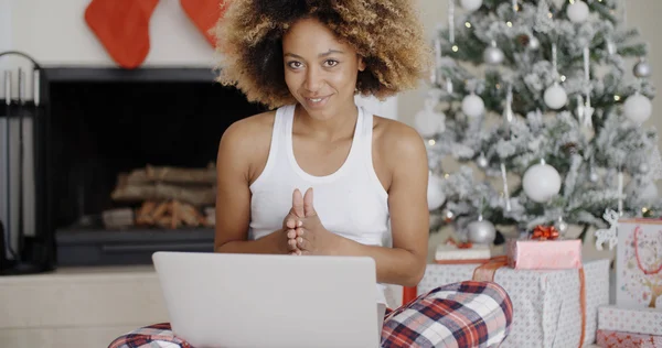 Mujer usando el ordenador portátil cerca del árbol de Navidad —  Fotos de Stock