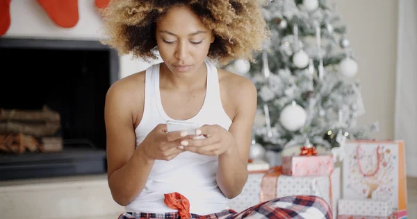 Woman sending Christmas message — Stockfoto