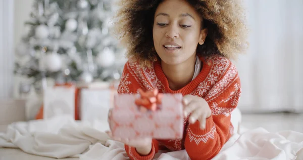 Mujer con regalo de Navidad — Foto de Stock