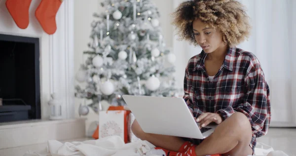 Frau kauft Weihnachtsgeschenke online — Stockfoto