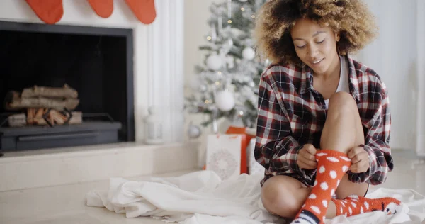 Mujer en la sala de Navidad — Foto de Stock