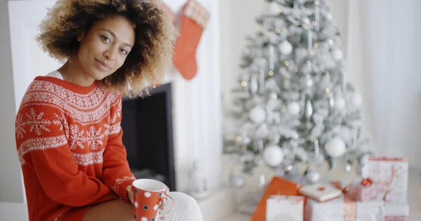 Woman drinking mug of Christmas coffee — Stockfoto