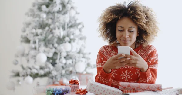 Mulher verificando mensagens de Natal — Fotografia de Stock