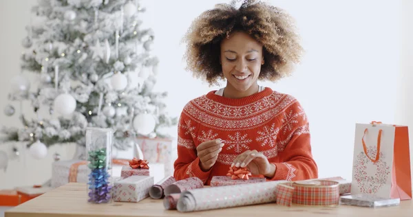 Mujer envoltura regalos — Foto de Stock