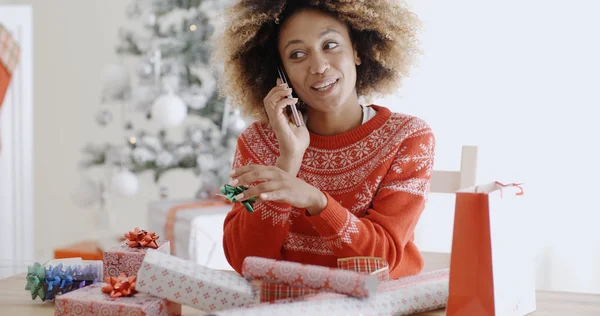 Donna chatta sul cellulare e avvolge i regali — Foto Stock