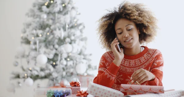 Mujer charlando en el móvil y envuelve regalos — Foto de Stock