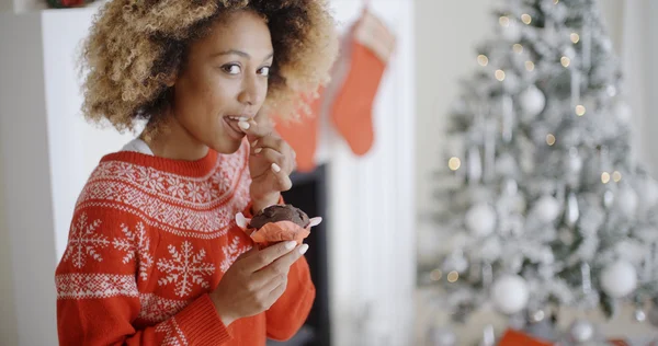 Mujer disfrutando de regalo de Navidad — Foto de Stock