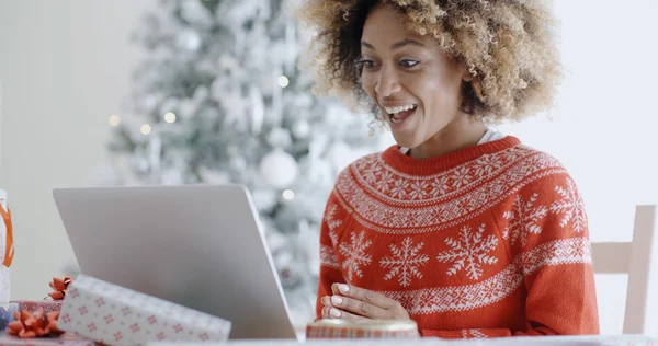 クリスマスに幸せな若い女 — ストック写真