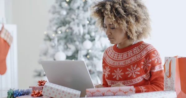 Kobieta korzysta z laptopa na Boże Narodzenie — Zdjęcie stockowe