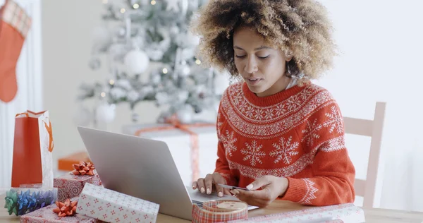 Kobieta robi Boże Narodzenie zakupy online — Zdjęcie stockowe