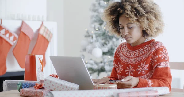 Donna che fa shopping di Natale online — Foto Stock