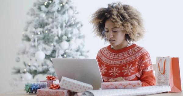 Kobieta korzysta z laptopa na Boże Narodzenie — Zdjęcie stockowe