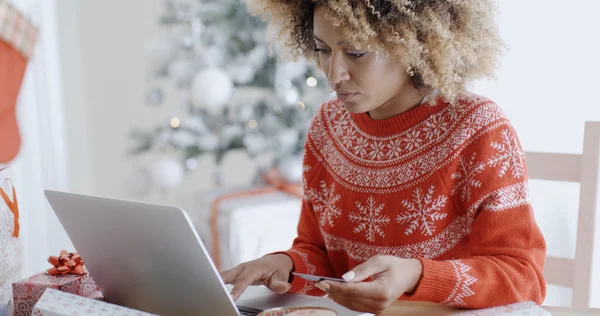 Frau beim Online-Weihnachtseinkauf — Stockfoto