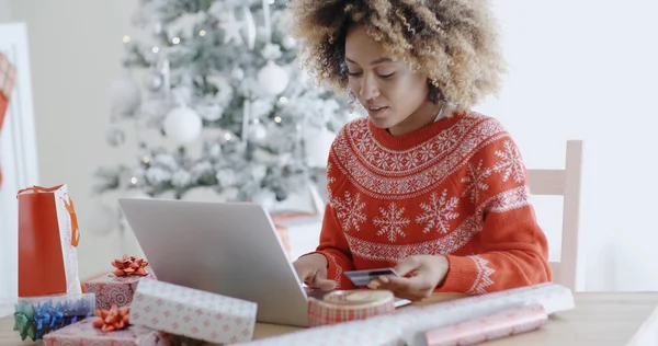 Vrouw doen Xmas shopping online — Stockfoto