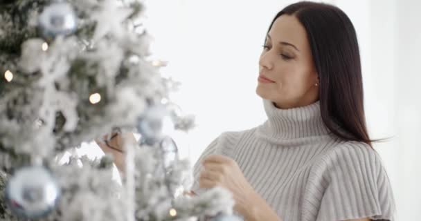 Mulher que decora árvore de Natal — Vídeo de Stock