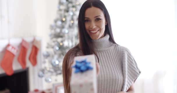 Donna che regge il regalo di Natale — Video Stock