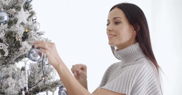 Femme Décoration Arbre de Noël — Video