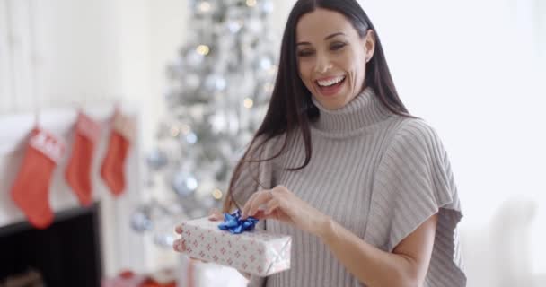 Kvinna öppnar julklapp — Stockvideo