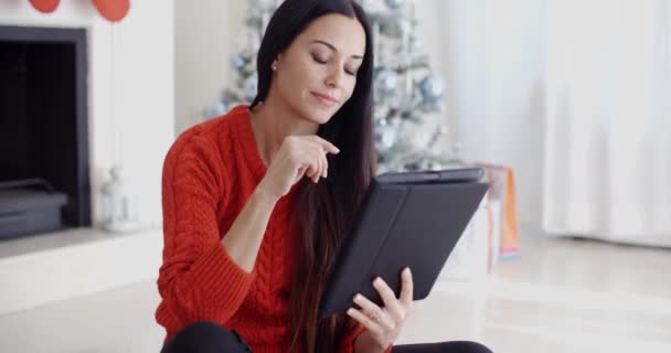 Mujer poniéndose al día en las redes sociales — Vídeo de stock