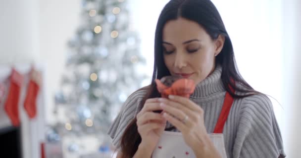 Женщина наслаждается выпечкой Рождество — стоковое видео