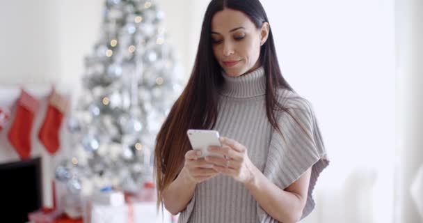 Mujer leyendo mensaje de texto — Vídeos de Stock