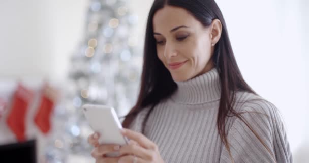 Žena čte textovou zprávu — Stock video