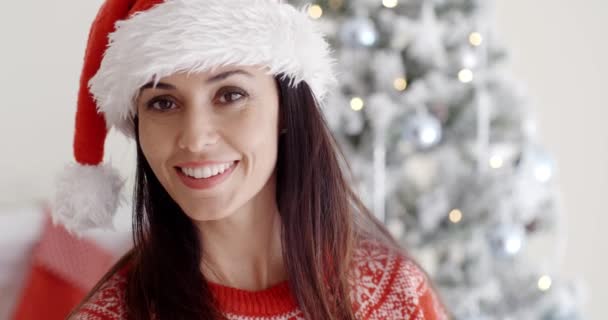 Mujer celebrando la Navidad en casa — Vídeos de Stock